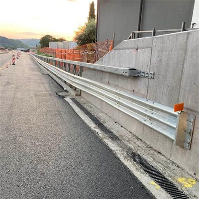 Rivestimento di zinco personalizzato Thrie Beam Highway Guardrail con e caratteristiche di sicurezza migliorate
