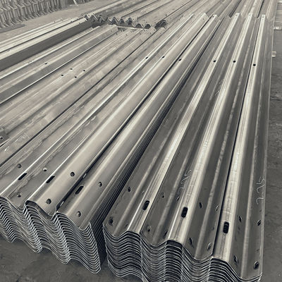 Sicurezza stradale Acciaio Thrie Beam Highway Guardrail Q345 SJ345R per la sicurezza stradale