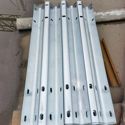 Sicurezza stradale Acciaio Thrie Beam Highway Guardrail Q345 SJ345R per la sicurezza stradale