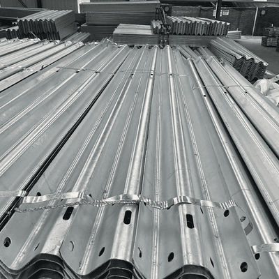 Sicurezza stradale Acciaio Thrie Beam Highway Guardrail Q345 SJ345R per la sicurezza stradale