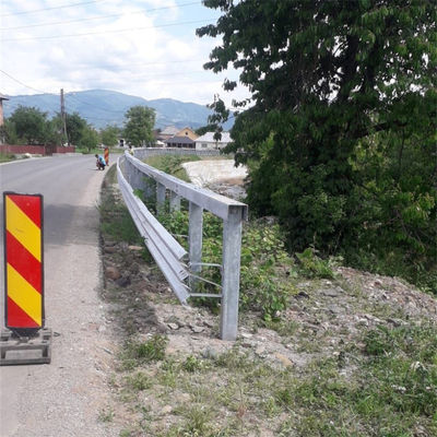 Guardia stradale di piastra di acciaio a trave W personalizzata per la sicurezza stradale da parte di professionisti