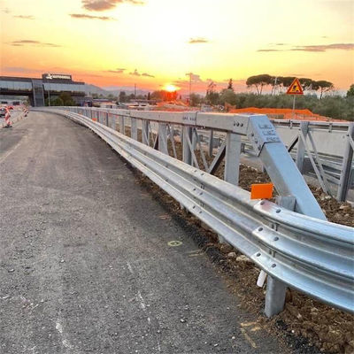 Barriera di sicurezza stradale in acciaio galvanizzato W-Beam Guardrail con acciai a strisce Q345
