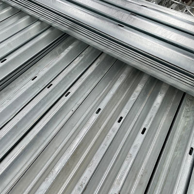 Barriera di sicurezza stradale W Beam Guardrail con standard AASHTO M-180 e rivestimento in zinco