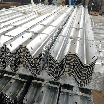 Barriera di sicurezza stradale W Beam Guardrail con standard AASHTO M-180 e rivestimento in zinco