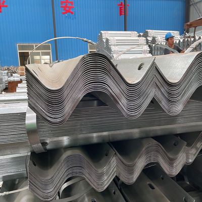 550-600 g/m2 Rivestimento di zinco Galvanizzato W Beam Highway Guardrail per barriera di sicurezza stradale