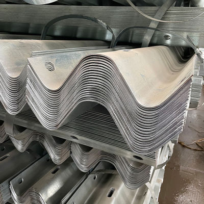 550-600 g/m2 Rivestimento di zinco Galvanizzato W Beam Highway Guardrail per barriera di sicurezza stradale