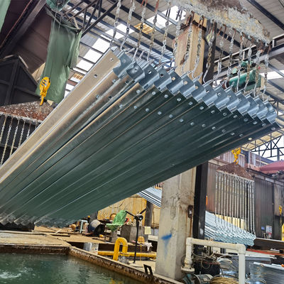550-600 g/m2 Rivestimento di zinco Galvanizzato W Beam Highway Guardrail per barriera di sicurezza stradale