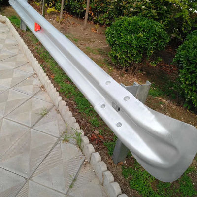 Anti-corrosione Metal Fishtail Bullnose Anchor Buffer Bridge Terminal End Thrie Beam Road Barrier