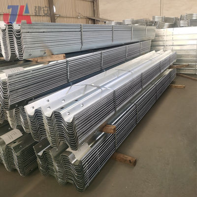 Righe di protezione per la sicurezza stradale con metallo a tre travi W e standard AASHTO M-180 personalizzato